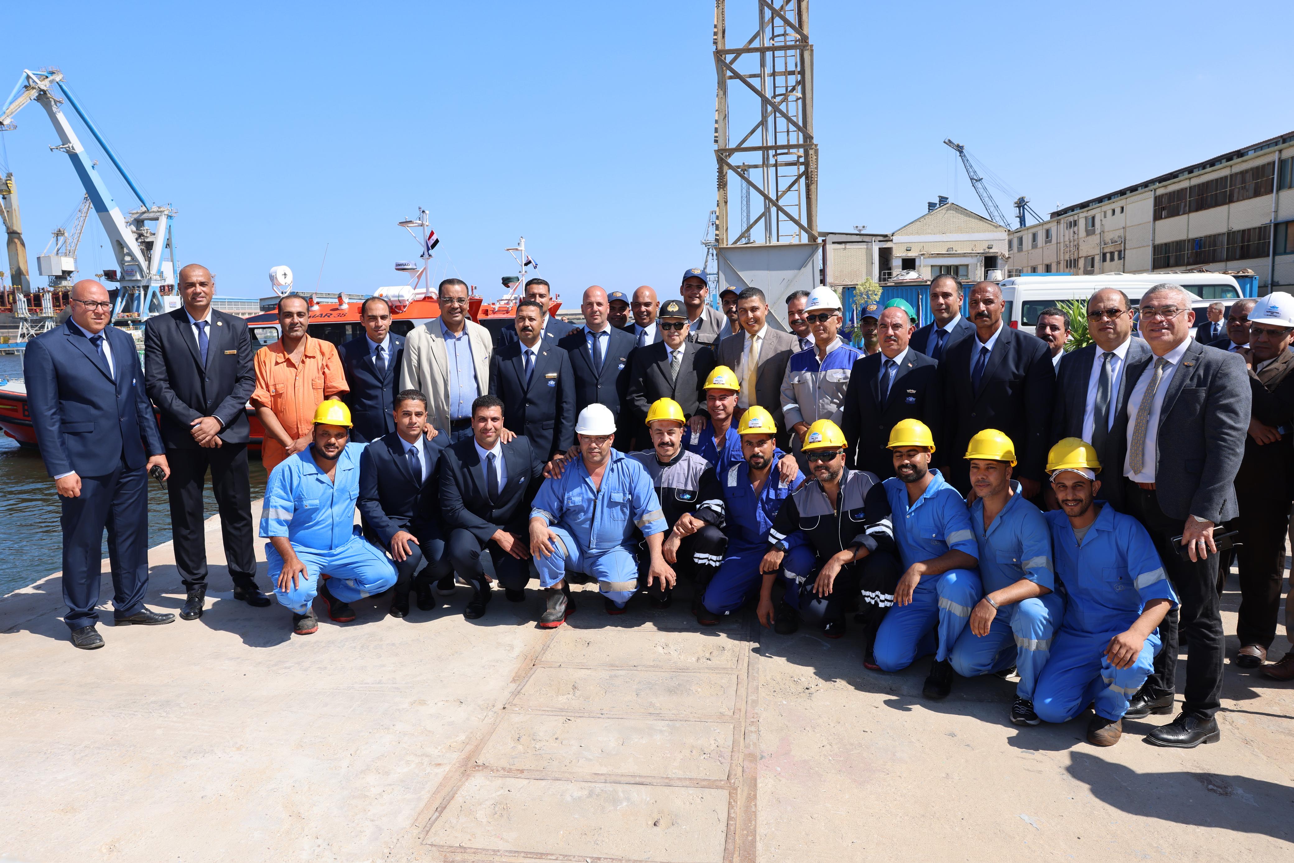 صورة مع العاملين