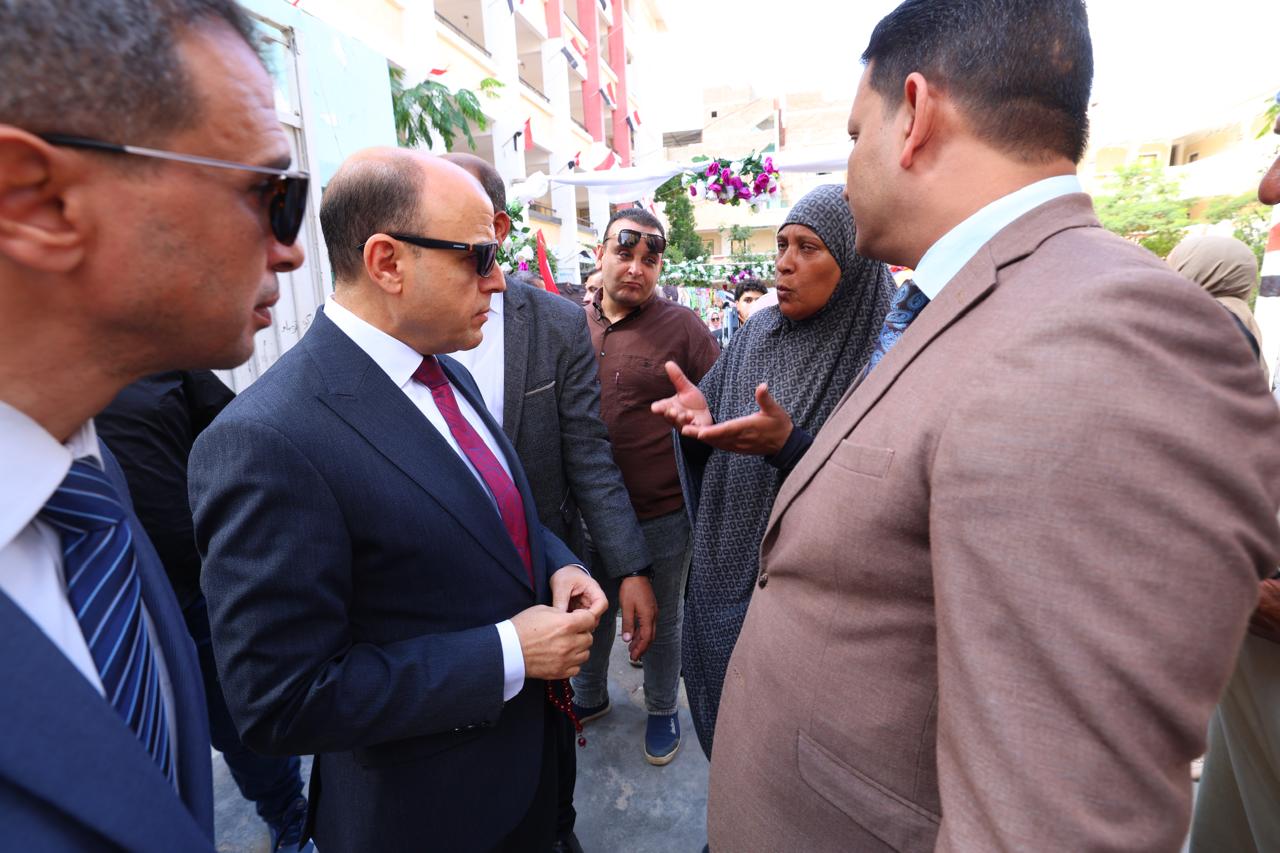 محافظ كفر الشيخ يستمع لسيدة