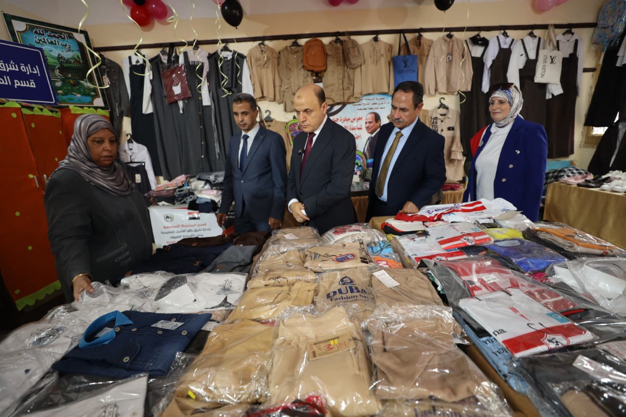 محافظ كفر الشيخ يتفقد المعرض المجاني للملابس بالمدرسة الثانوية الصناعية