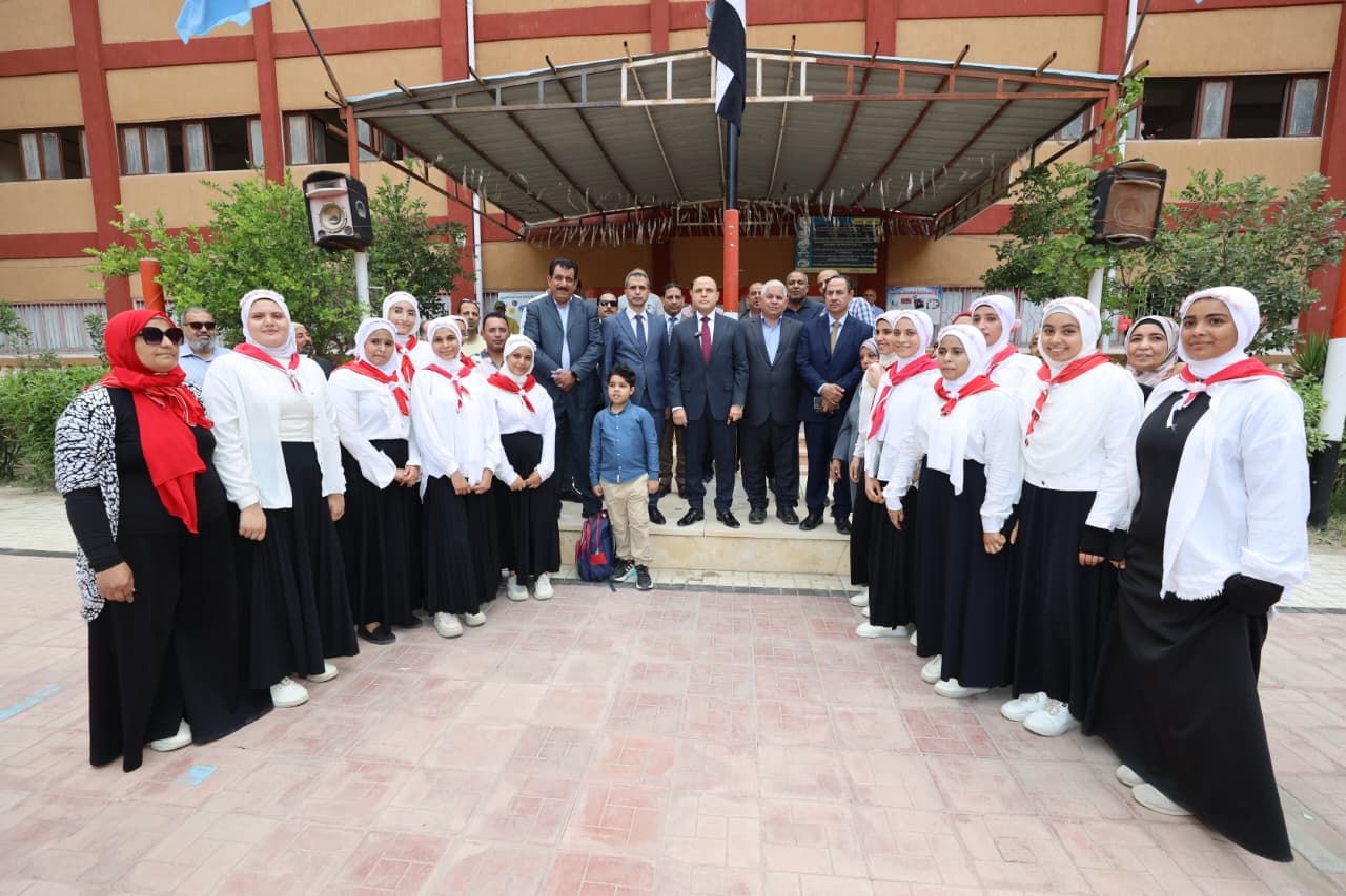 صورة جماعية للمحافظ مع الطلاب وهيئة التدريس