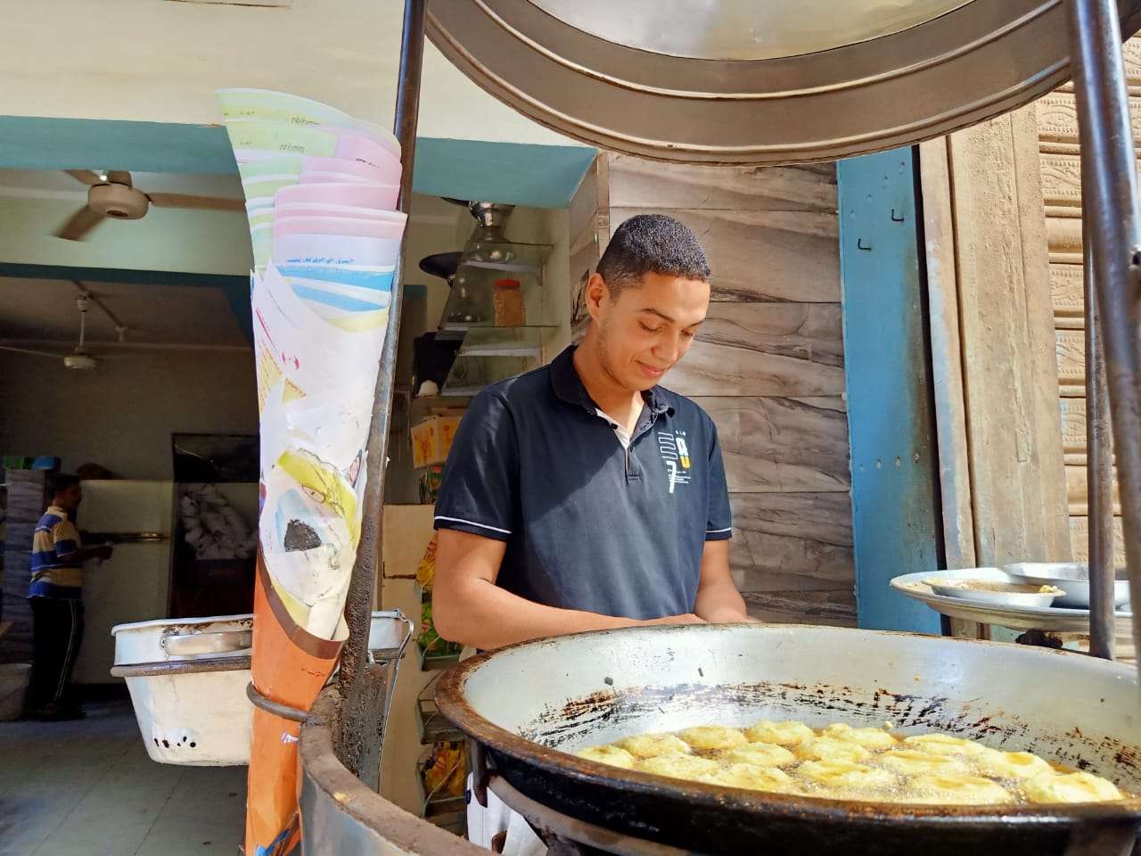 طالب كلية الطب يقلي  الطعمية بمطعم والده