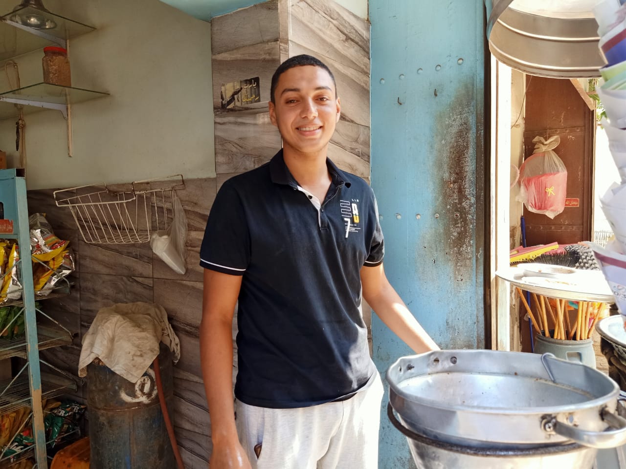 طالب كلية الطب فخو بعمله في مطعم والده ويساعده