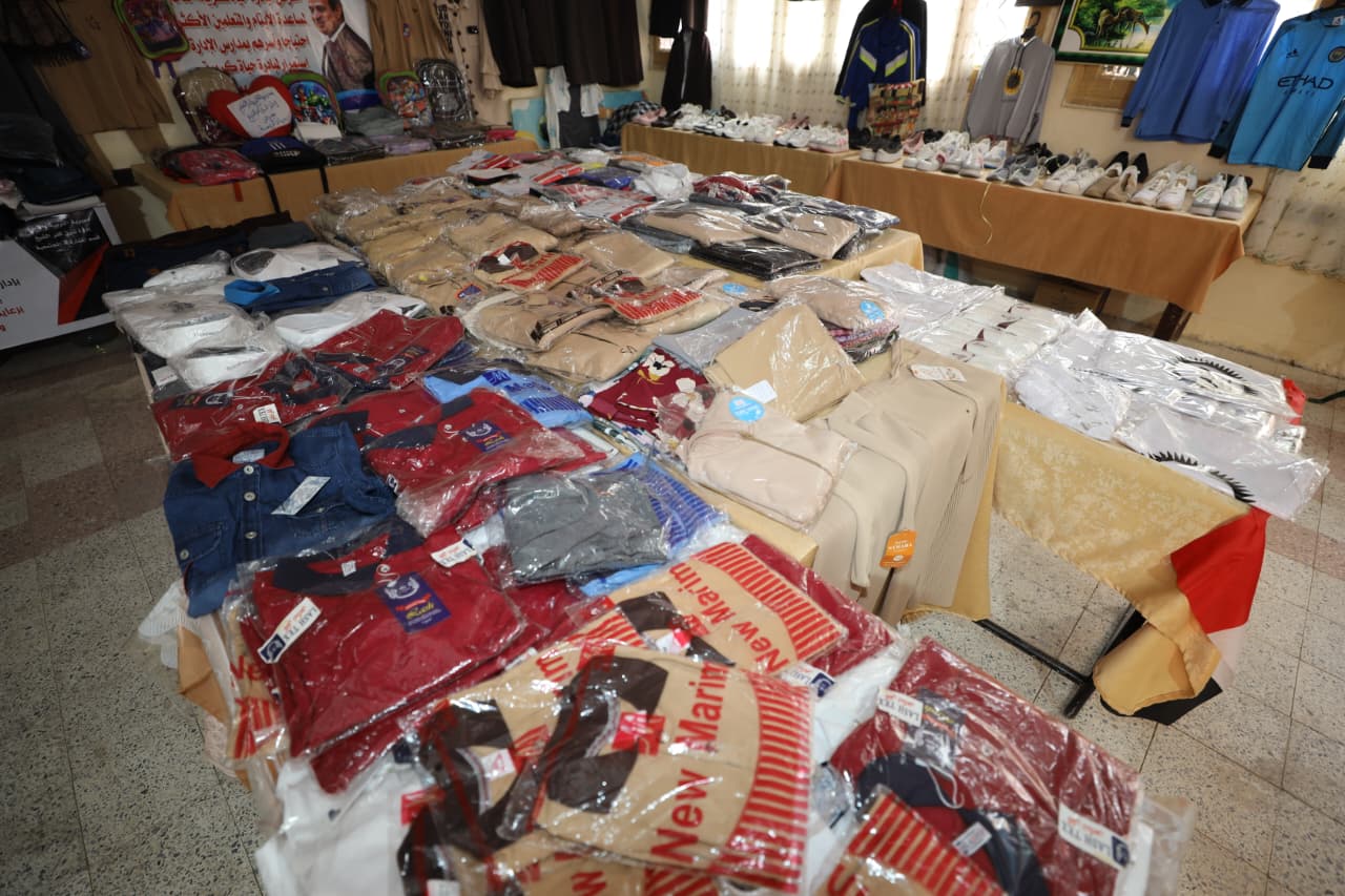 توفير كافة الملابس للطلاب