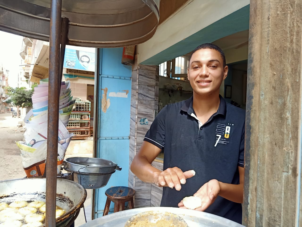 طالب كلية الطب يصنع الطعمية في مطعم والده