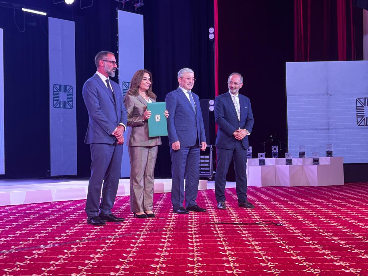 وزيرة التنمية المحلية تتسلم جائزة الأغا خان وزيرة التنمية المحلية تتسلم جائزة الأغا خان