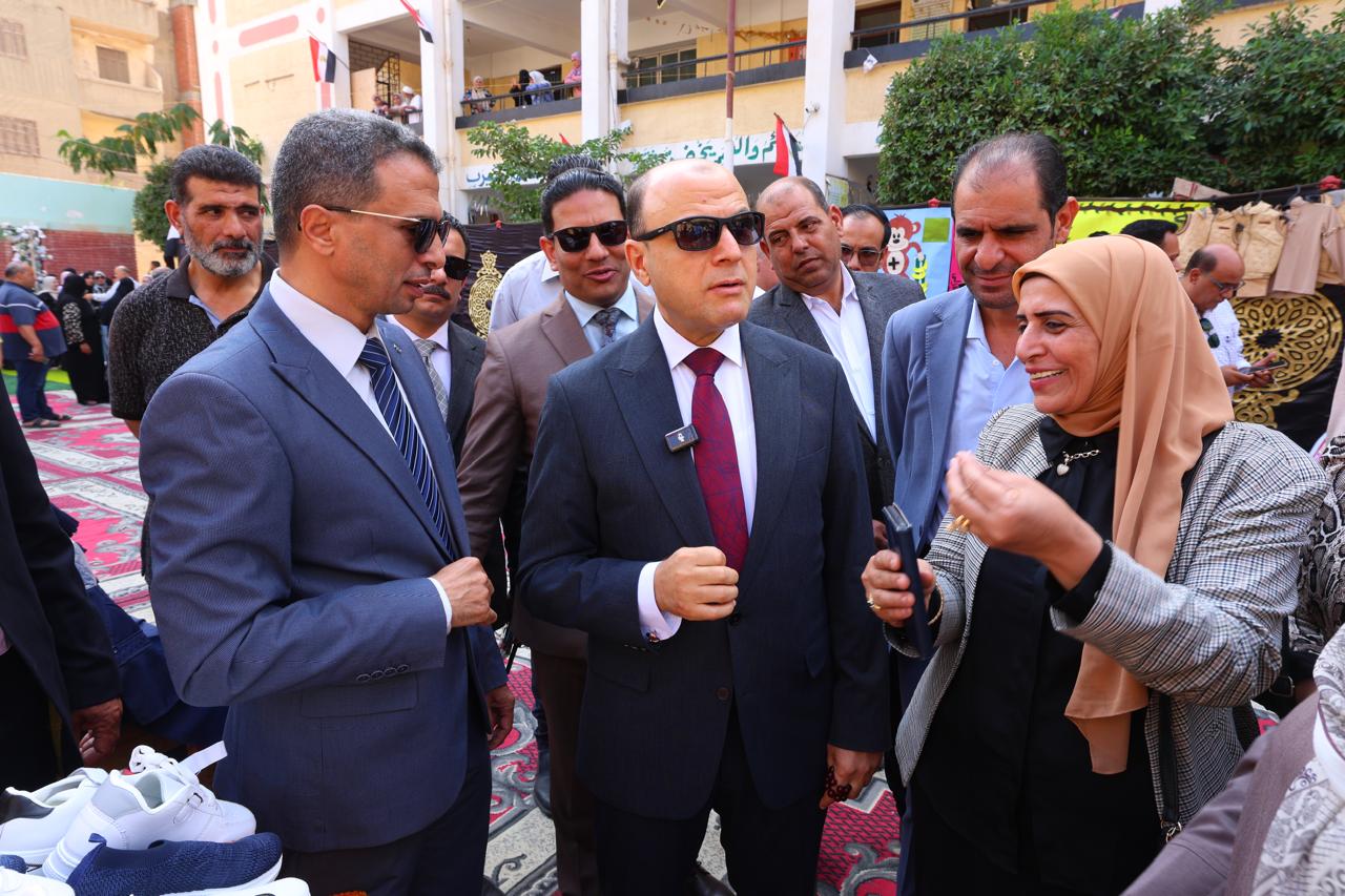 محافظ كفر الشيخ خلال تفقده للمعرض