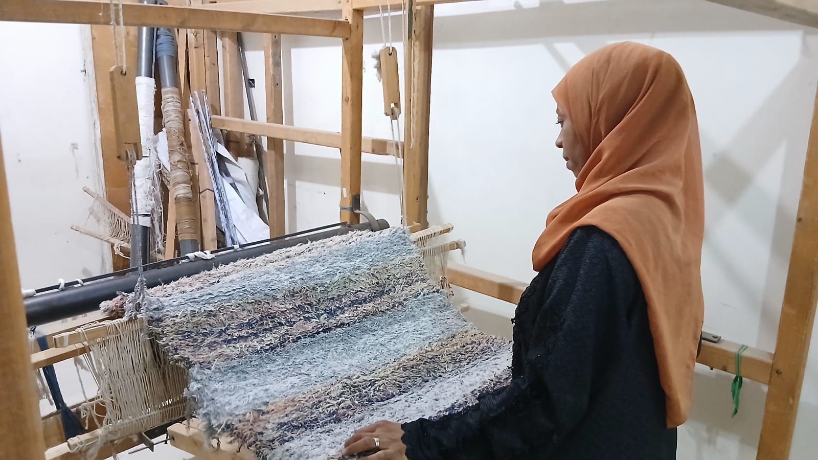 صناعة السجاد يدويا