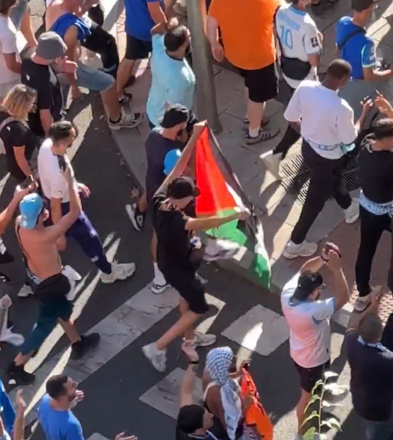علم فلسطين بين جماهير مارسيليا