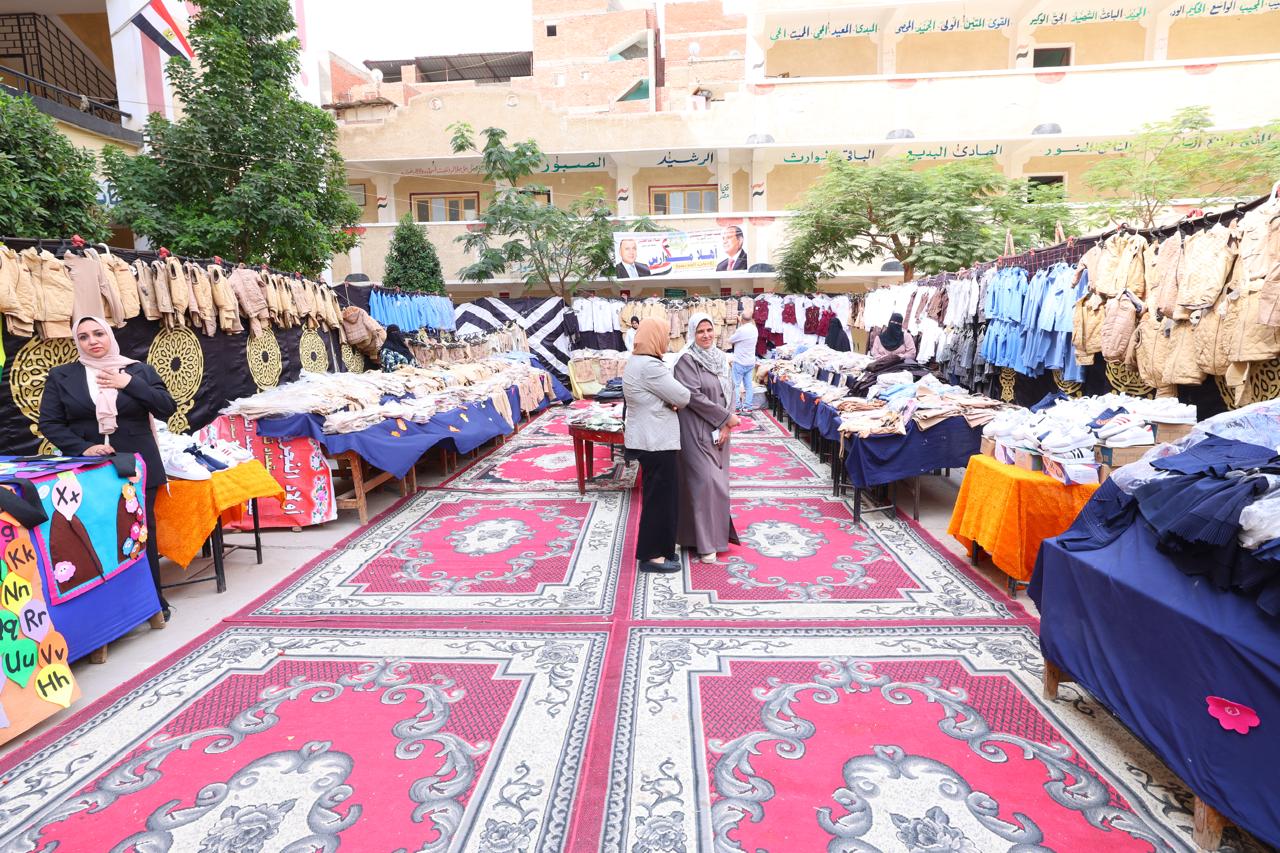 توفير كافة الملابس ومستلزمات المدارس