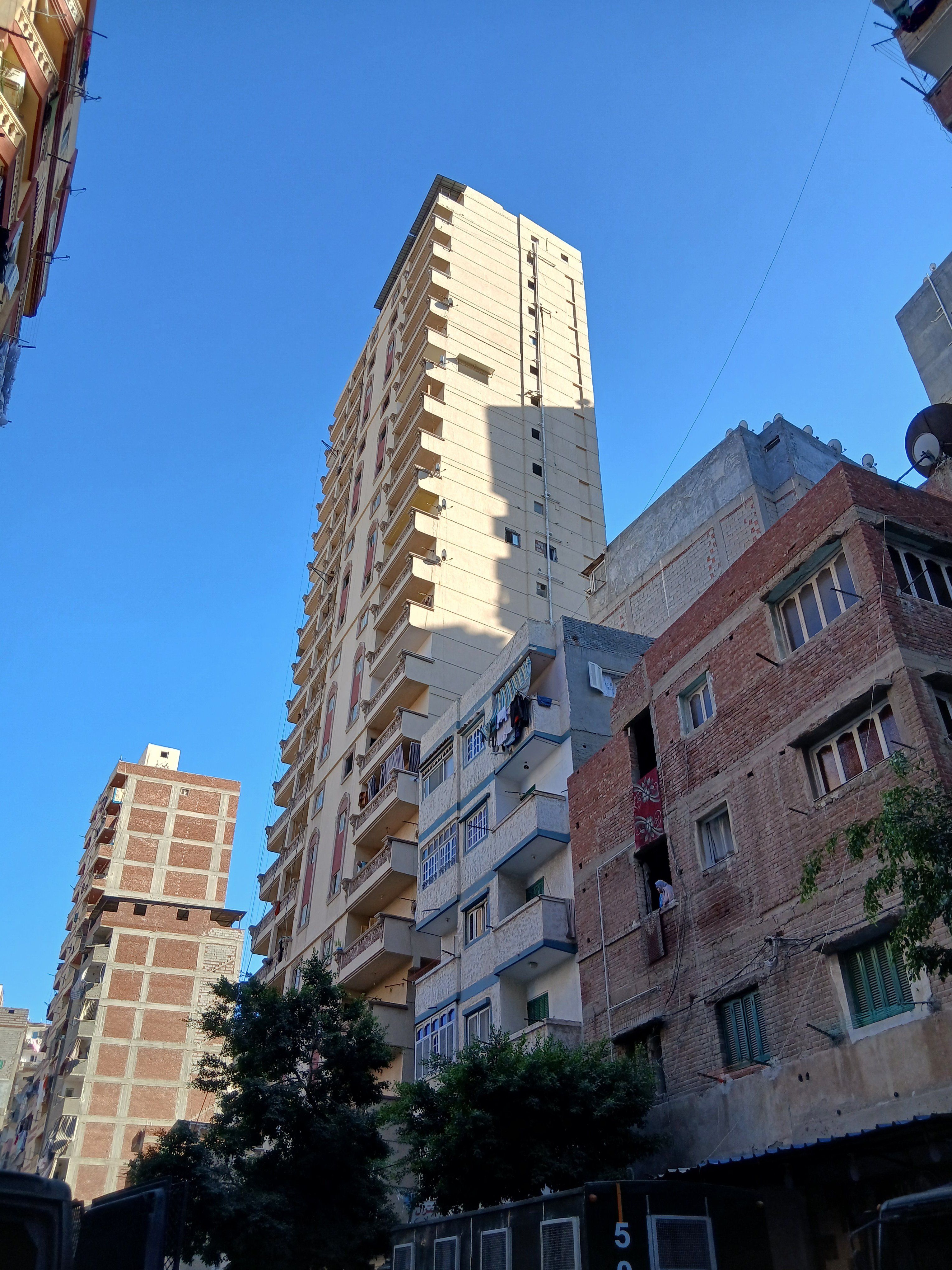 عقار المندرة  المائل شرق الإسكندرية