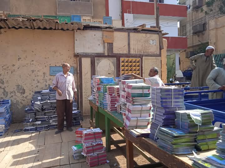 توزيع الكتب علي مدارس مدينة أسوان