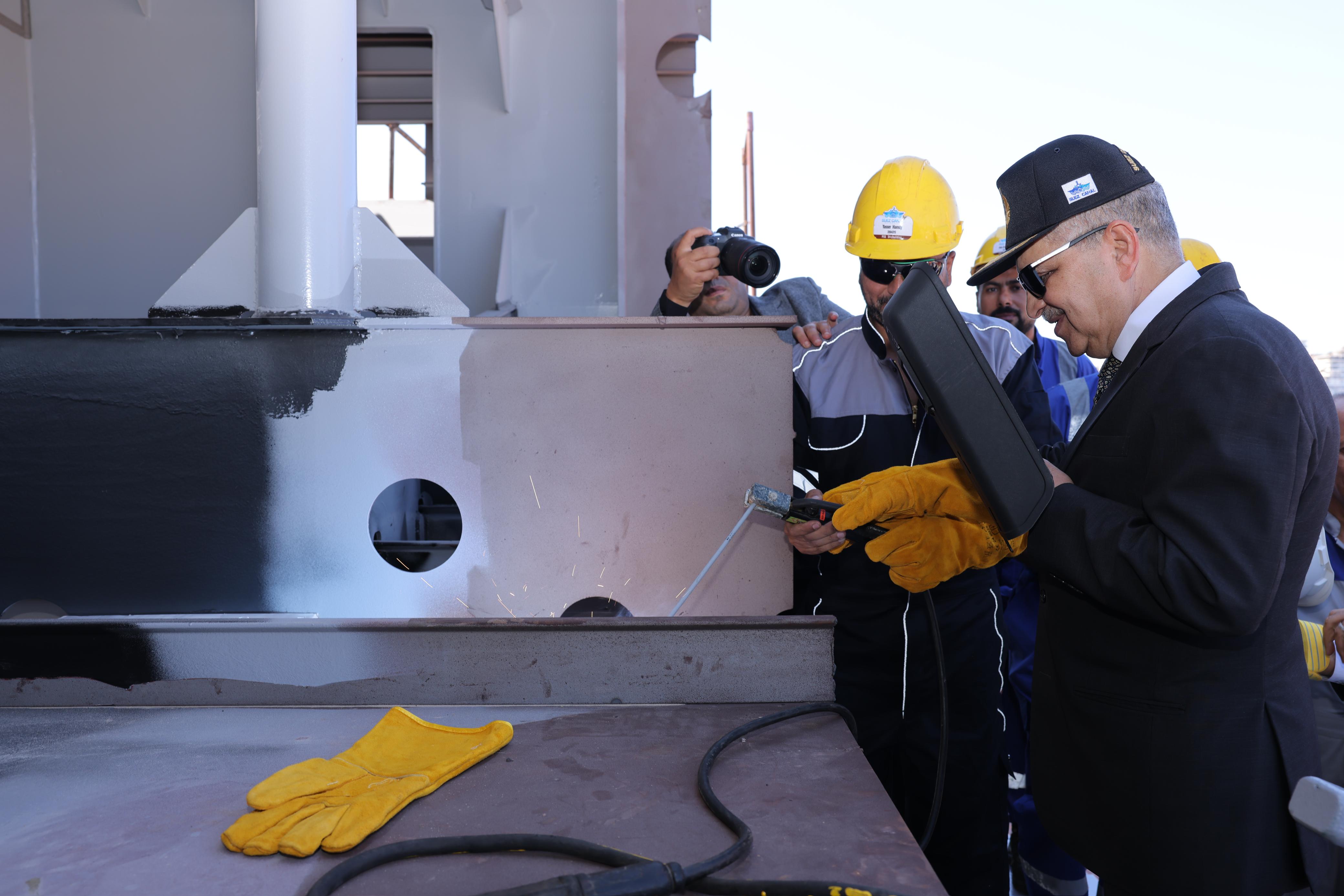 أسامة ربيع يشهد لحام قرينة معديتين ولنش من طراز بحار