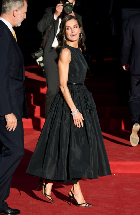 فستان كلاسيكي