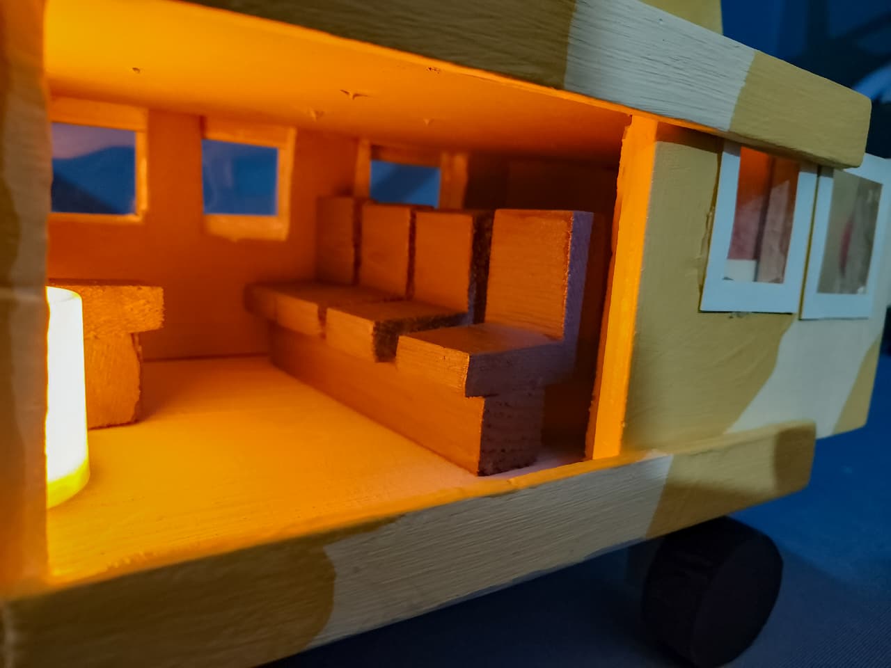 منشأة حربية مصنوعة من الخشب