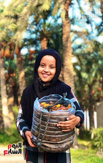 فرحة طفلة بالحصاد