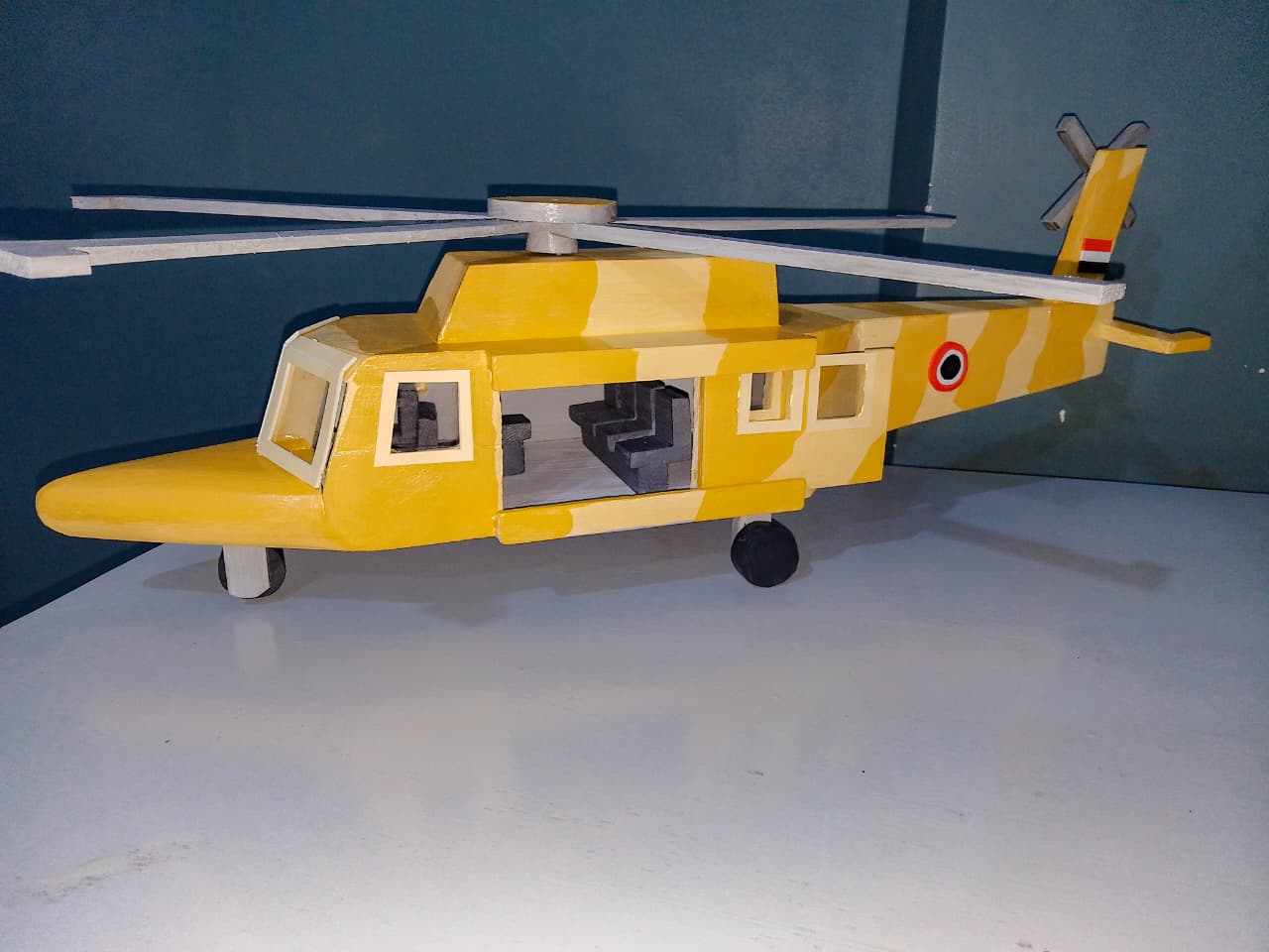 طائرة مصنوعة من الخشب