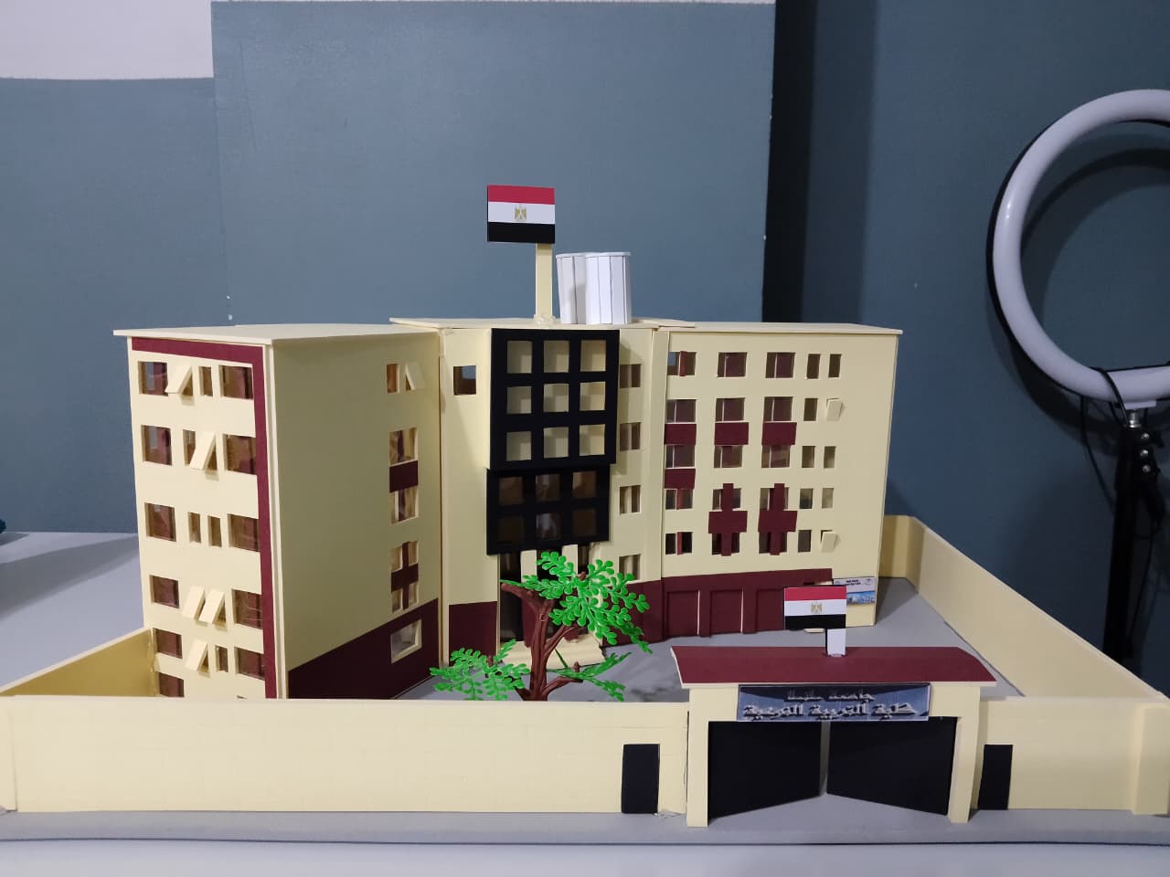 مدرسة من  الورق الأخشاب