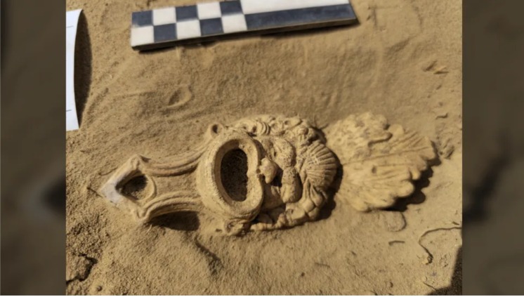 مصباح زيت عمره 1900 عام