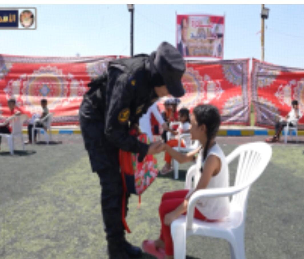 طفلة تتسلم حقيبة مدرسية