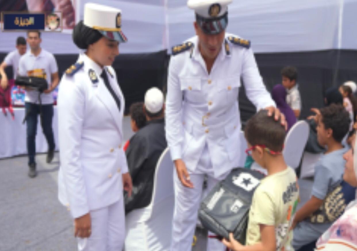 تقديم مستلزمات مدرسية للاطفال