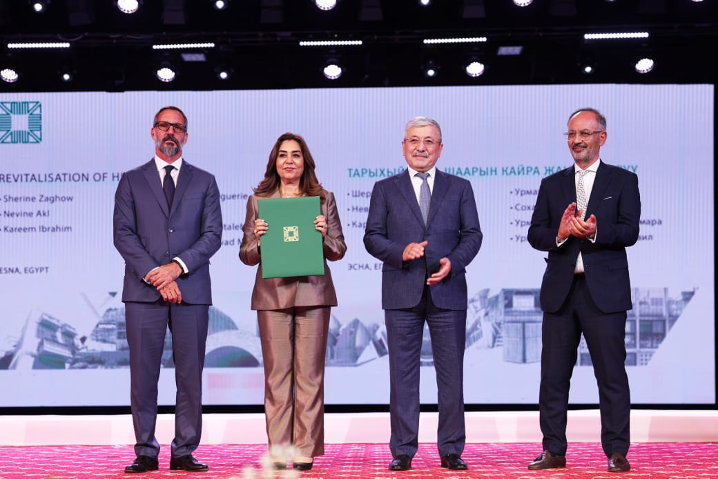 أثناء تسلم وزيرة التنمية المحلية جائزة الأغا خان أثناء تسلم وزيرة التنمية المحلية جائزة الأغا خان