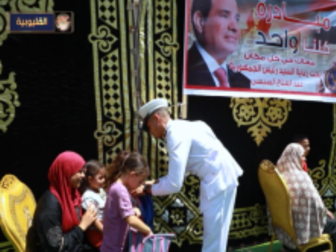 تسلم والدة طفلة لحقيبة مدرسية