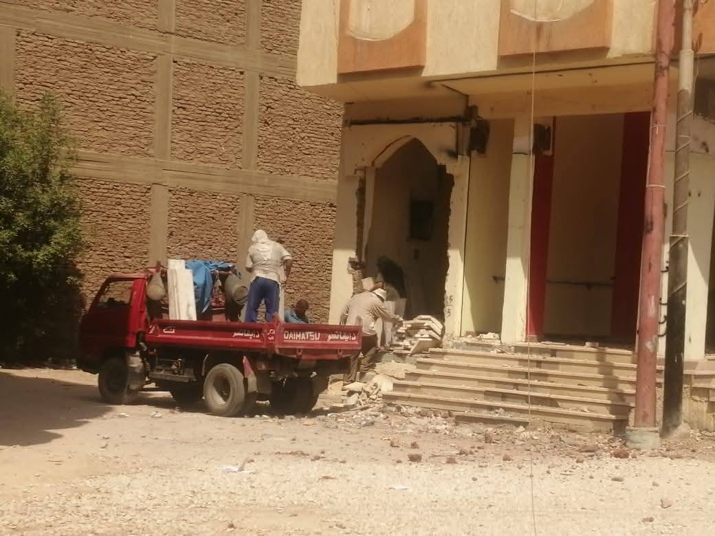 عمليات إزالة العقار الآيل للسقوط فى منطقة حوض 18 عمليات إزالة العقار الآيل للسقوط فى منطقة حوض 18