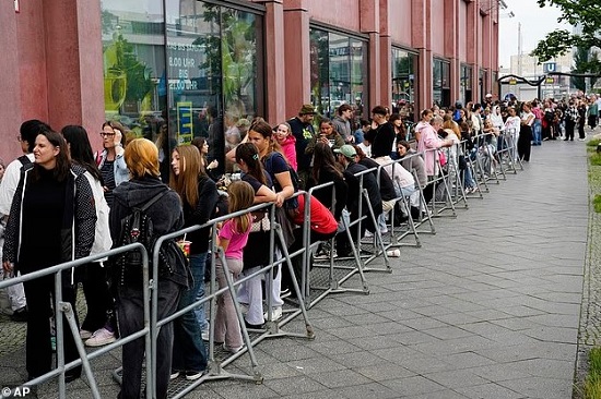 المتسوقون ينتظرون لشراء لابوبو المتسوقون ينتظرون لشراء لابوبو