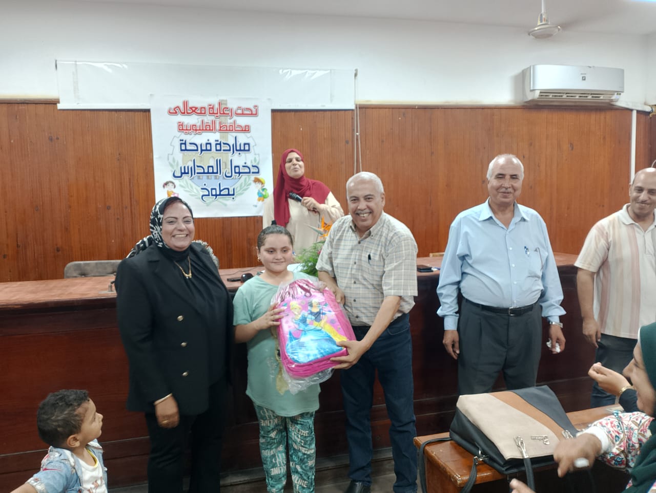 خلال توزيع الشنط المدرسية