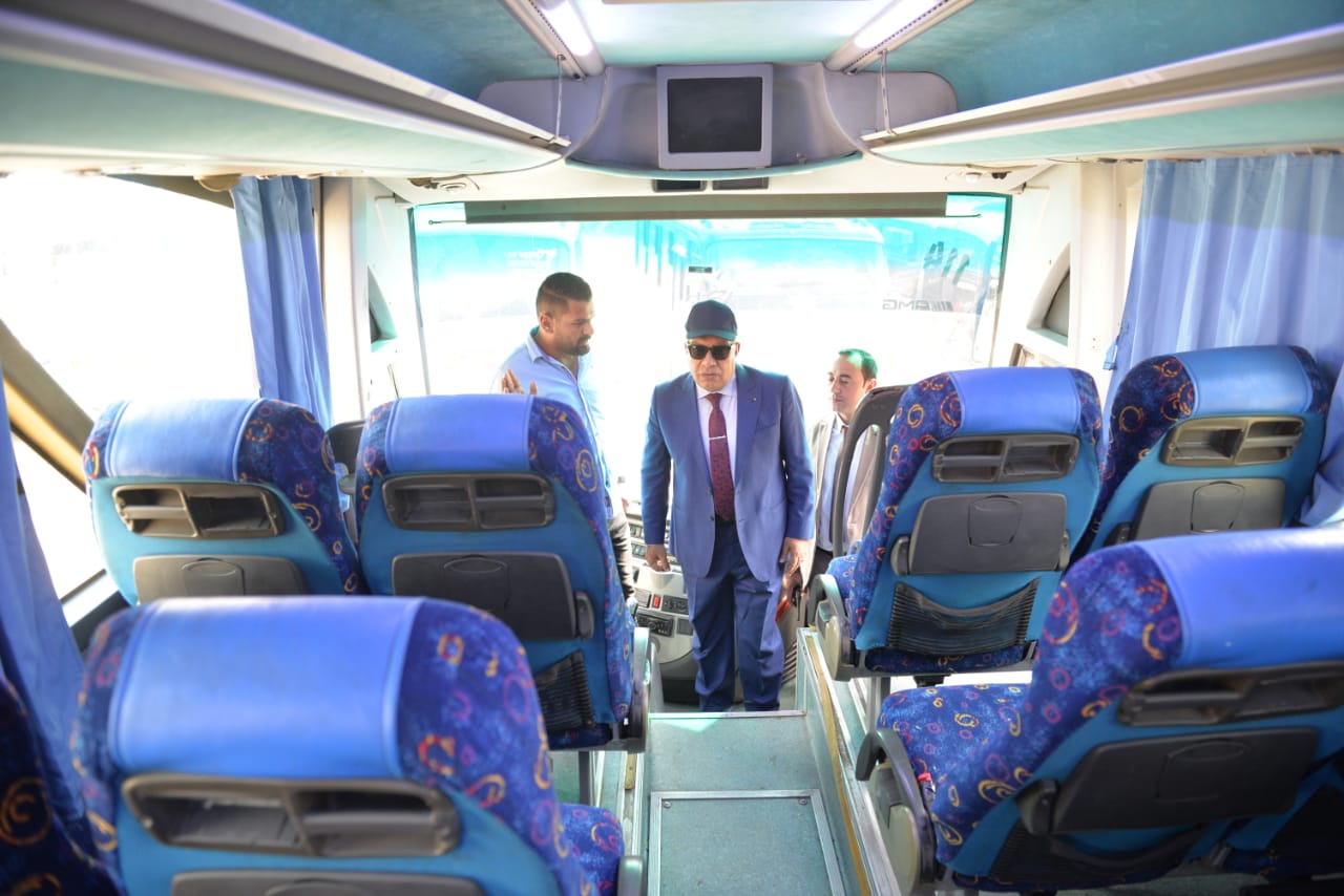محافظ الدقهلية يتفقد الأوتوبيسات من الداخل