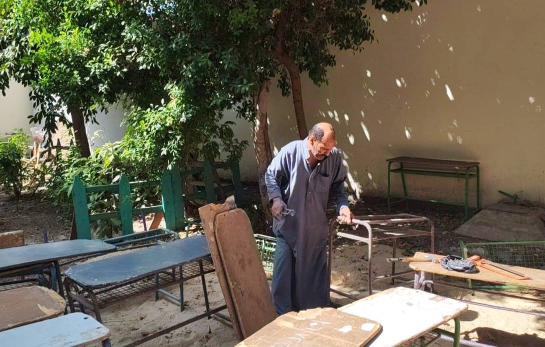 عمليات صيانة المقاعد فى مدرسة الأقصر الإعدادية بنين عمليات صيانة المقاعد فى مدرسة الأقصر الإعدادية بنين