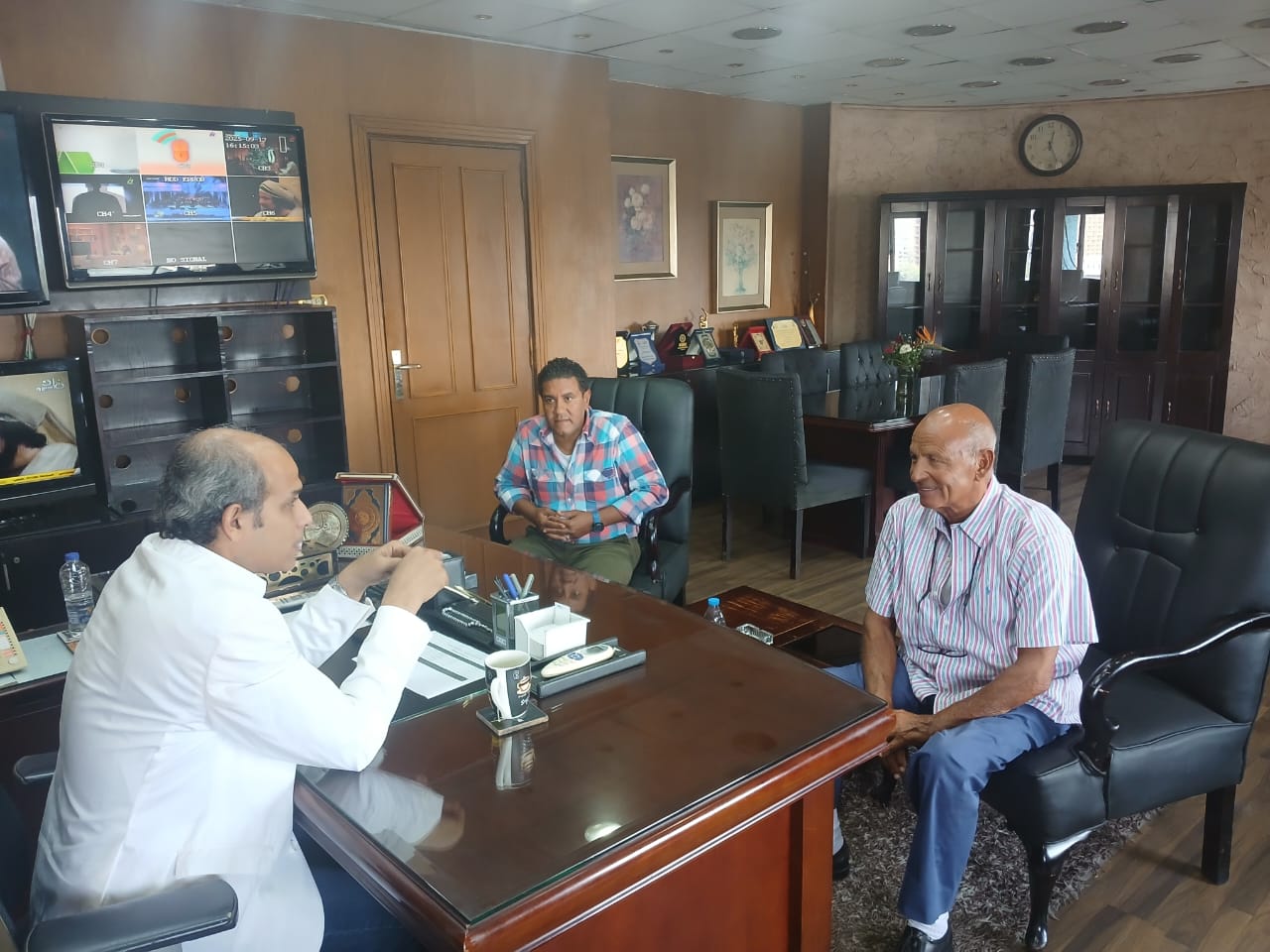 خالد شبانة يستقبل جلال علام ويتفق علي إذاعة حلقات مواقف وطرائف في رمضان (1)