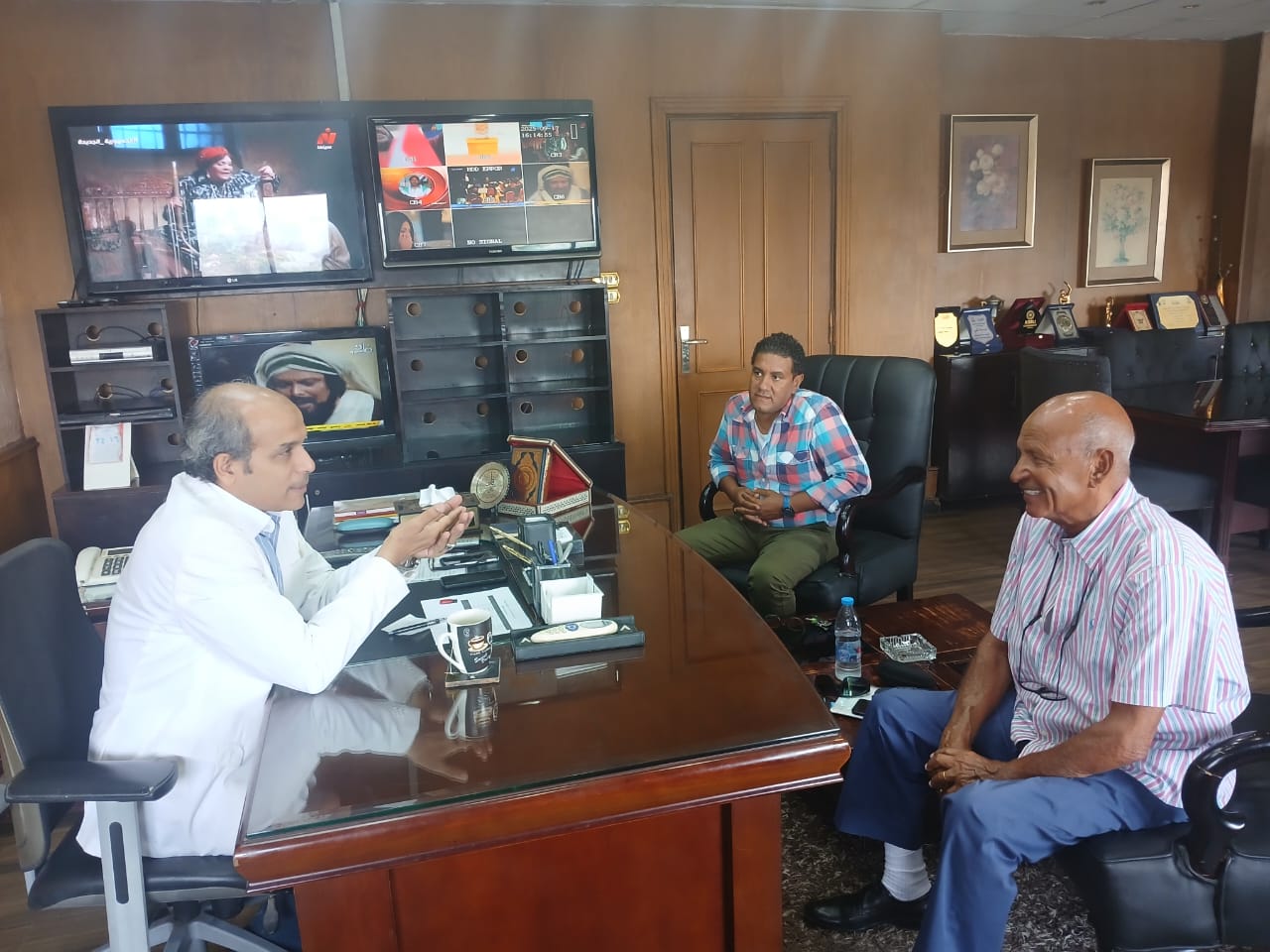 خالد شبانة يستقبل جلال علام ويتفق علي إذاعة حلقات مواقف وطرائف في رمضان (4)