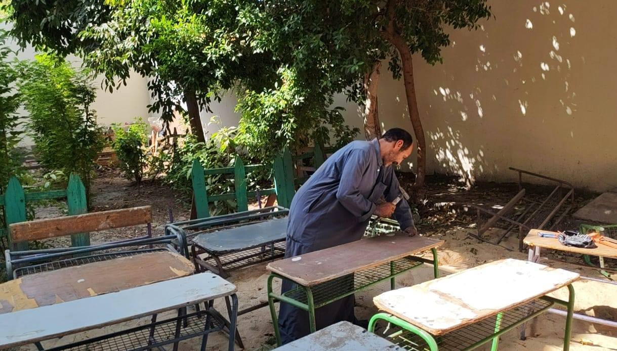 جانب من صيانة المقاعد فى مدرسة الأقصر الإعدادية بنين جانب من صيانة المقاعد فى مدرسة الأقصر الإعدادية بنين