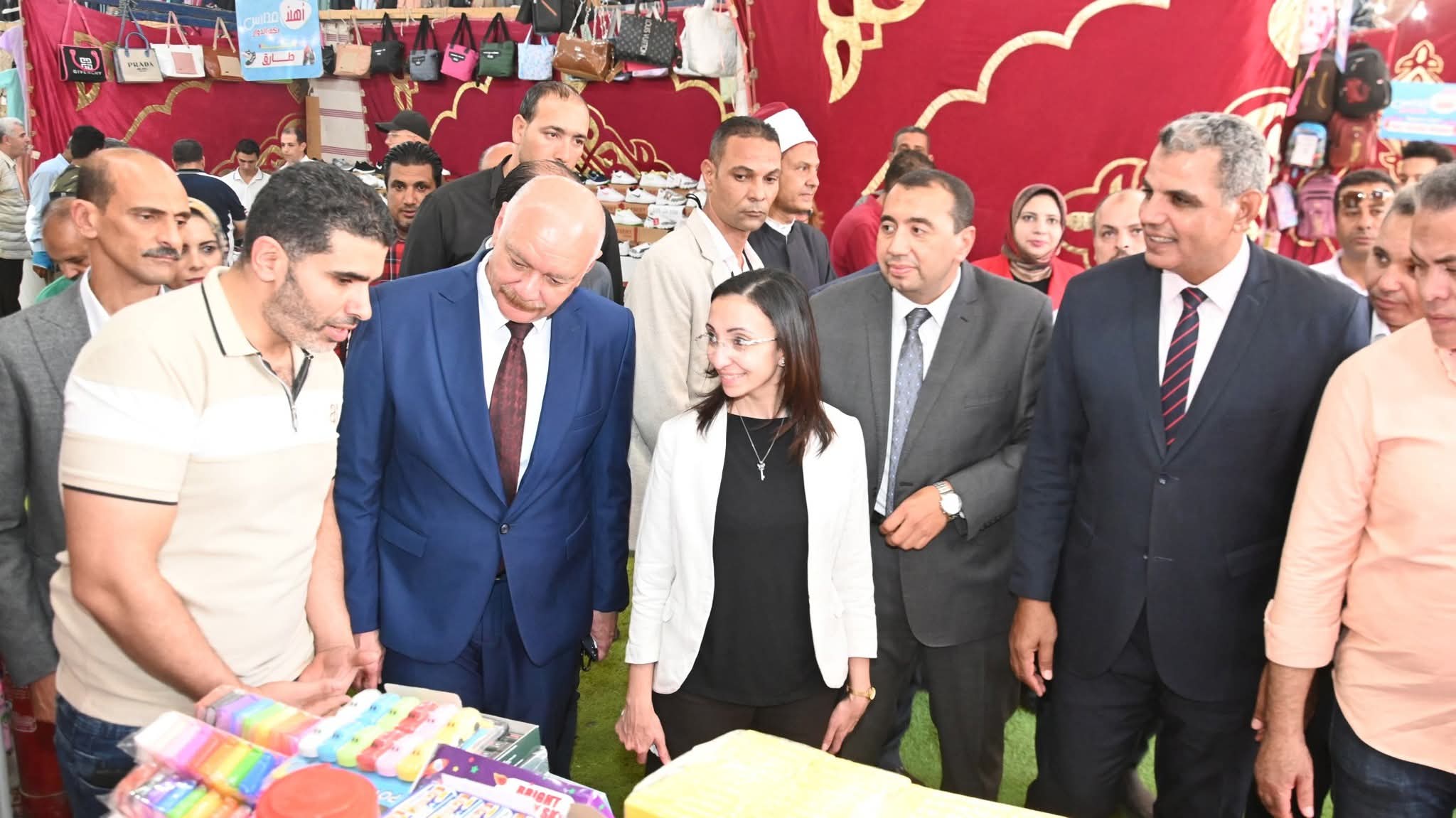 افتتاح محافظ البحيرة لمعرض أهلا مدارس (2)