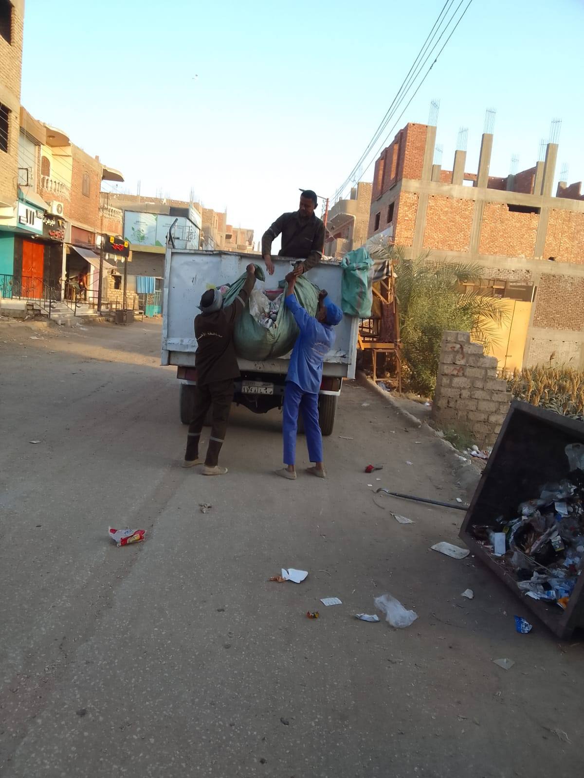 رفع مخلفات حول المدارس والشوارع استعداداً للعام الدراسي الجديد رفع مخلفات حول المدارس والشوارع استعداداً للعام الدراسي الجديد