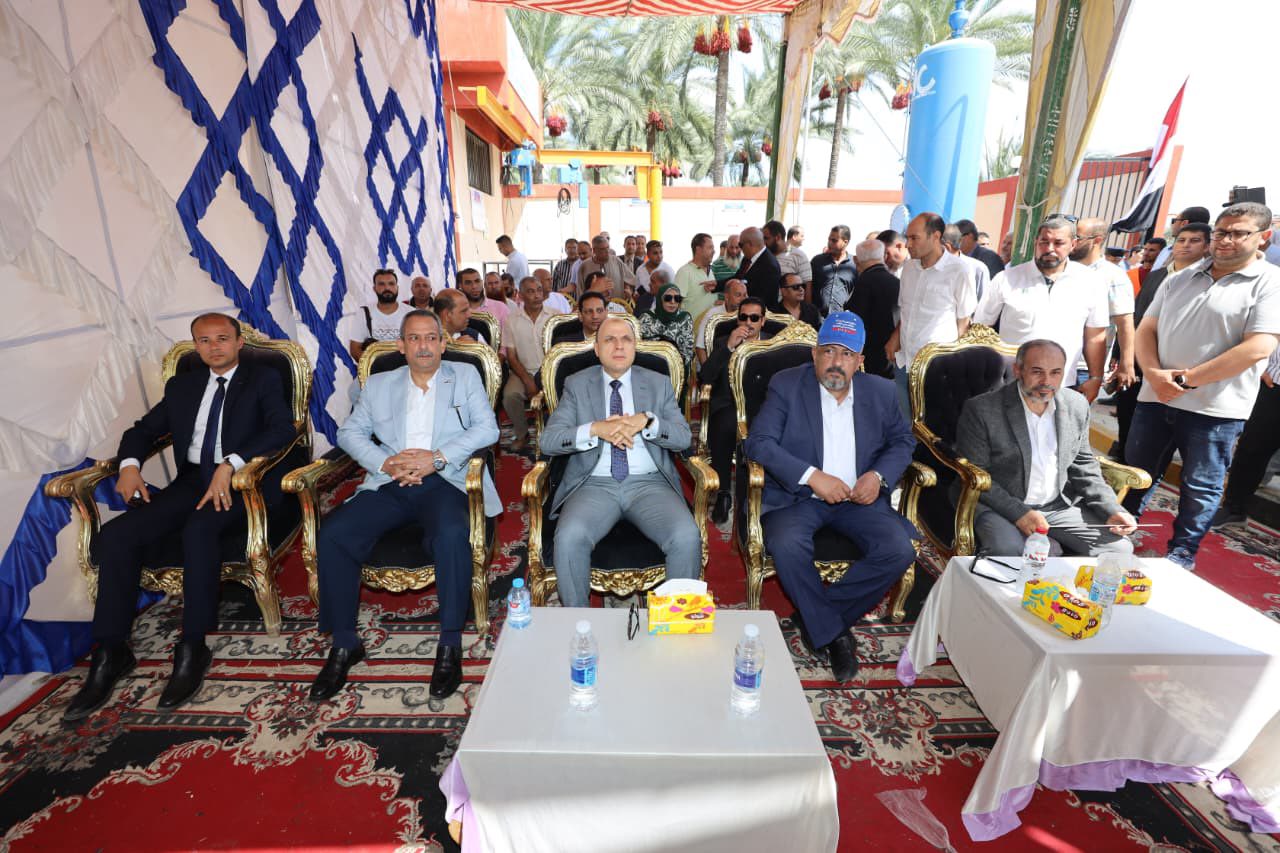 محافظ كفر الشيخ خلال استماع لمقومات المحطة