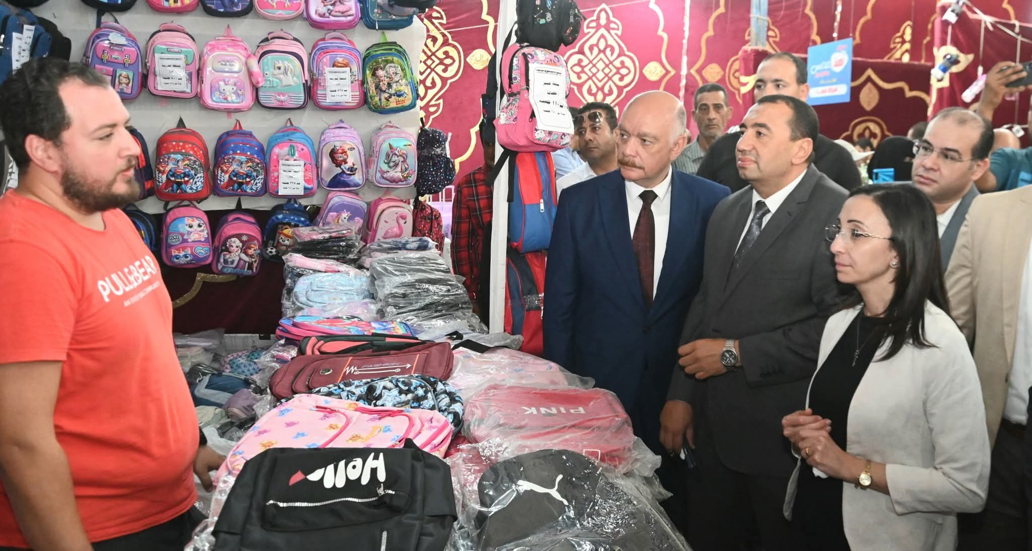 افتتاح محافظ البحيرة لمعرض أهلا مدارس (3)