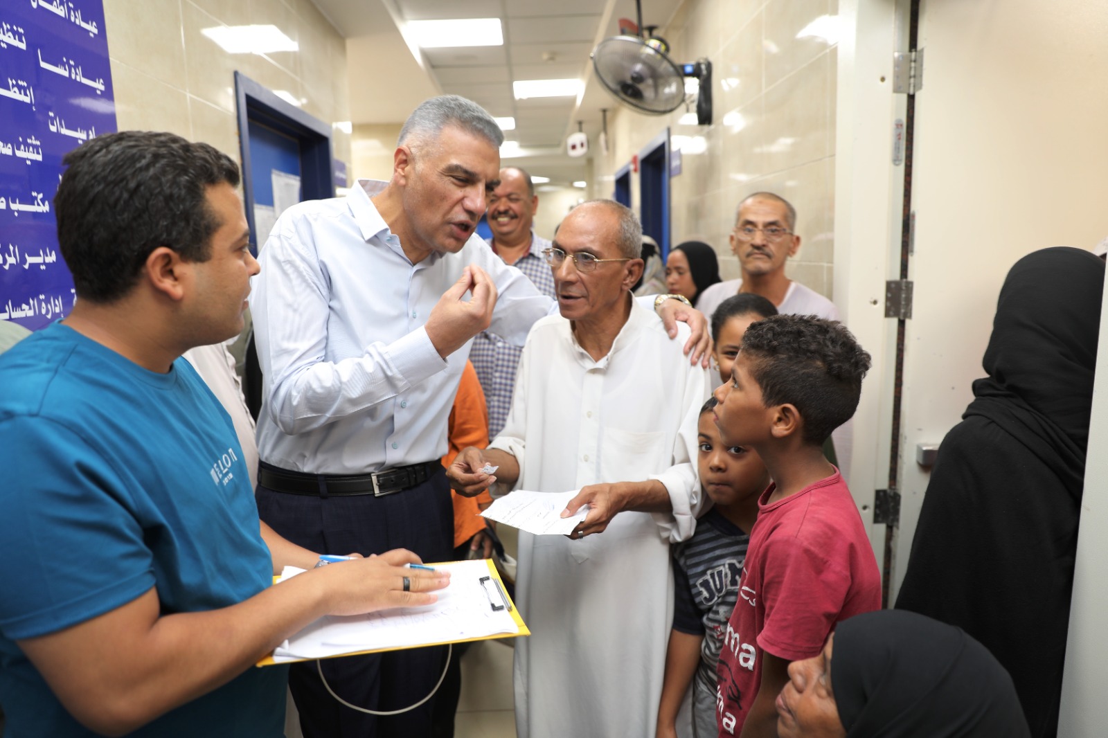 محافظ أسوان يلبى طلبات المواطنين محافظ أسوان يلبى طلبات المواطنين