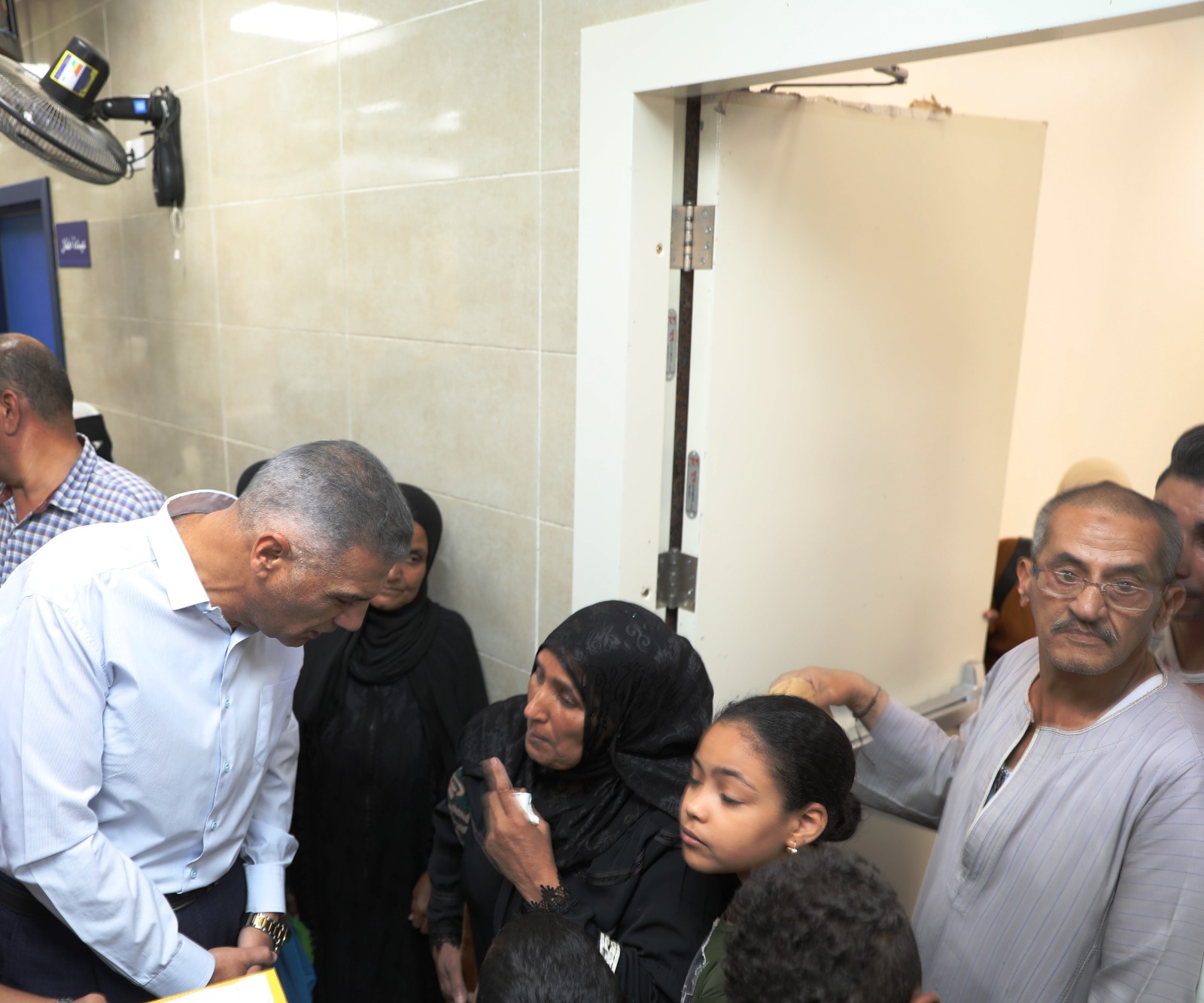 محافظ أسوان يستمع للسيدات محافظ أسوان يستمع للسيدات