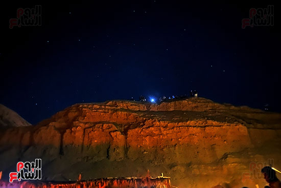 لوحة مرسومة بألوان ذهبية