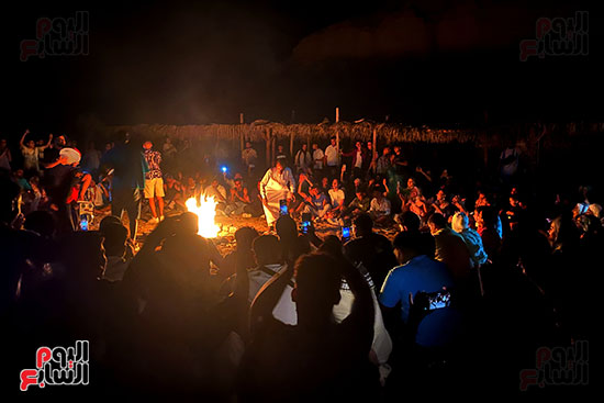 الحكايات على ضوء النار