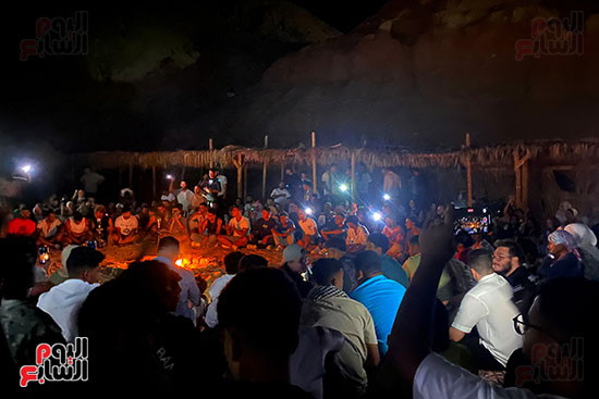 يجتمع الزوار حول حلقة النار