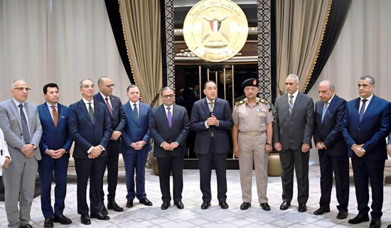 مجلس-الوزراء-يكرم-الامين-العام-السابق-للمجلس-(1)