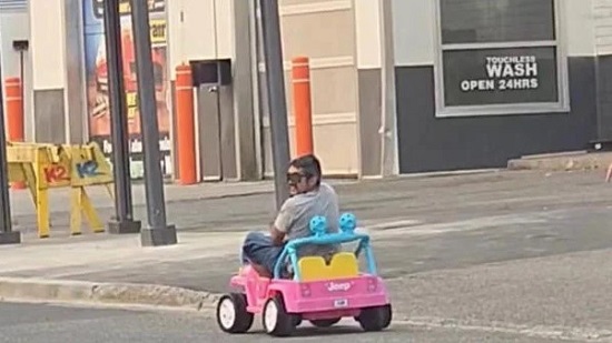 الرجل أثناء قيادته للسيارة