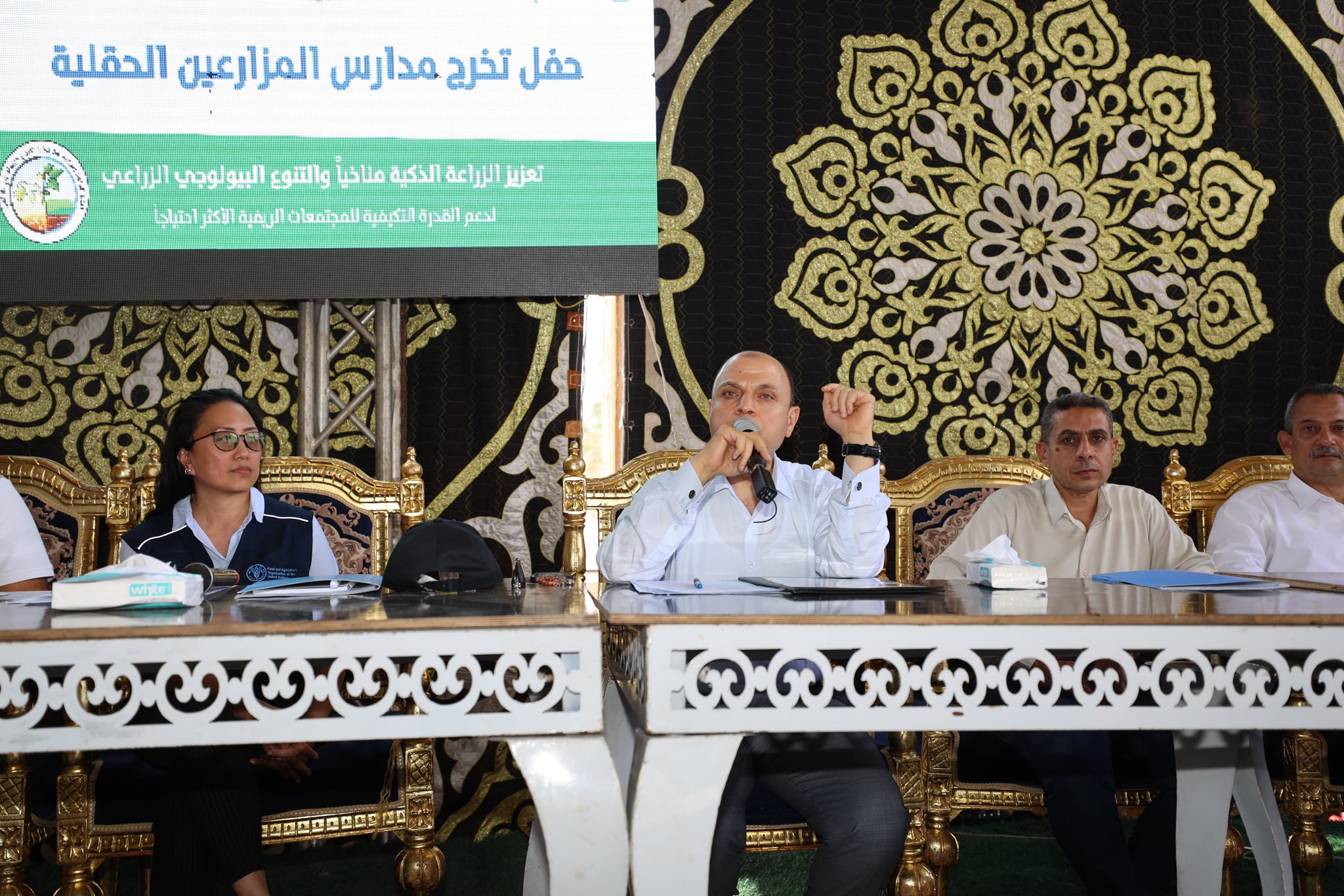 محافظ كفر الشيخ خلال لقاءه بالمزارعين