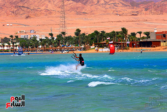 لحظة انطلاق وسط الموج