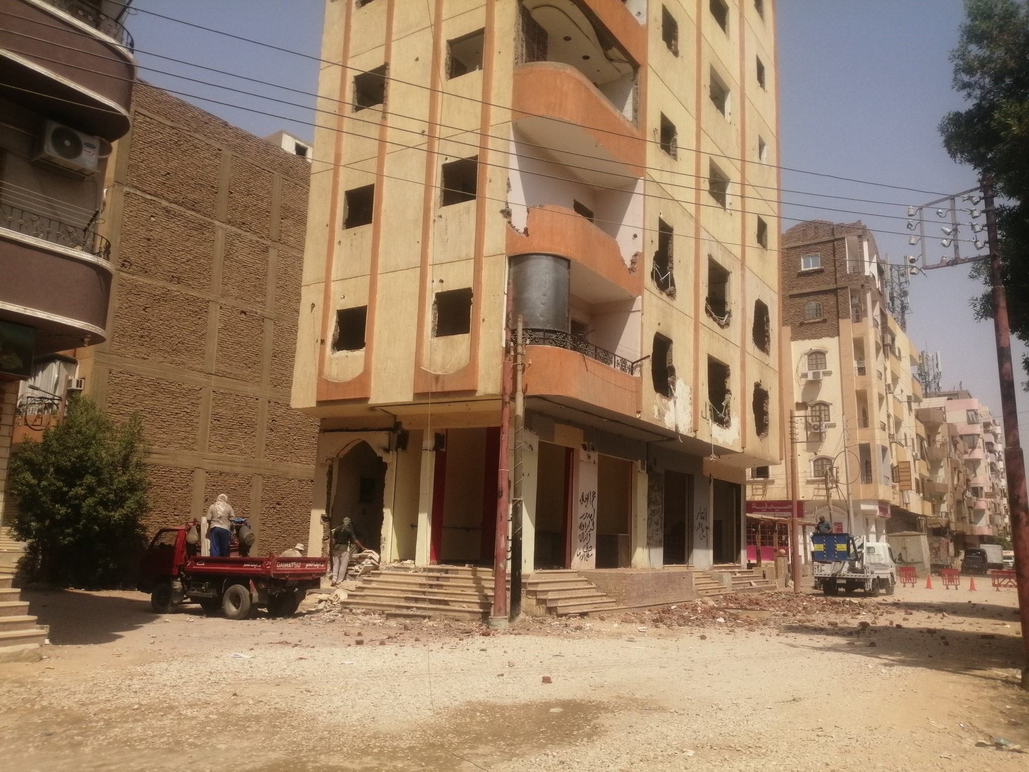 مدينة الأقصر تنفذ قرار إخلاء وهدم عقار آيل للسقوط بمنطقة حوض الـ18 مدينة الأقصر تنفذ قرار إخلاء وهدم عقار آيل للسقوط بمنطقة حوض الـ18