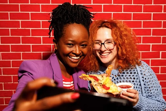 فتاة تلتقط صورة مع صديقتها فتاة تلتقط صورة مع صديقتها