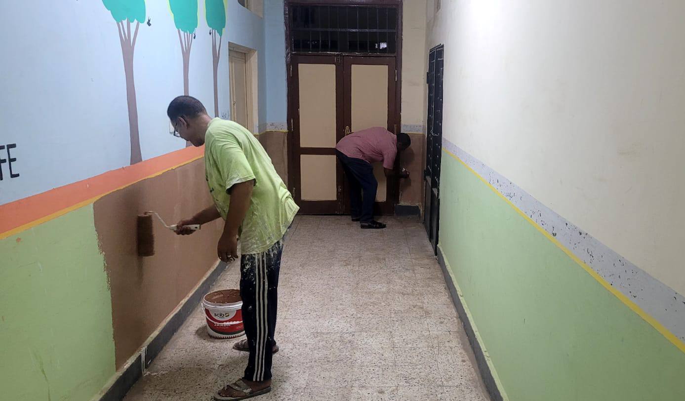 جانب من دهانات المدارس وجدرانها لخدمة الطلبة جانب من دهانات المدارس وجدرانها لخدمة الطلبة